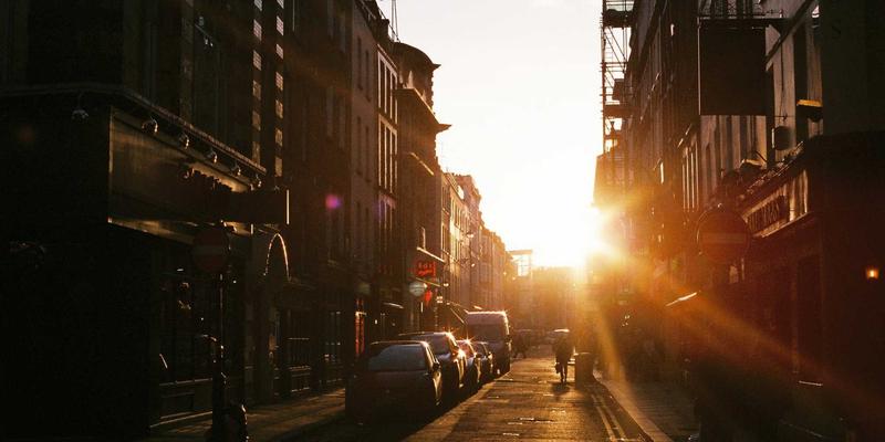 慢节奏婚恋交友：在爱多天空下，如何通过深度关系建立告别快餐式恋爱